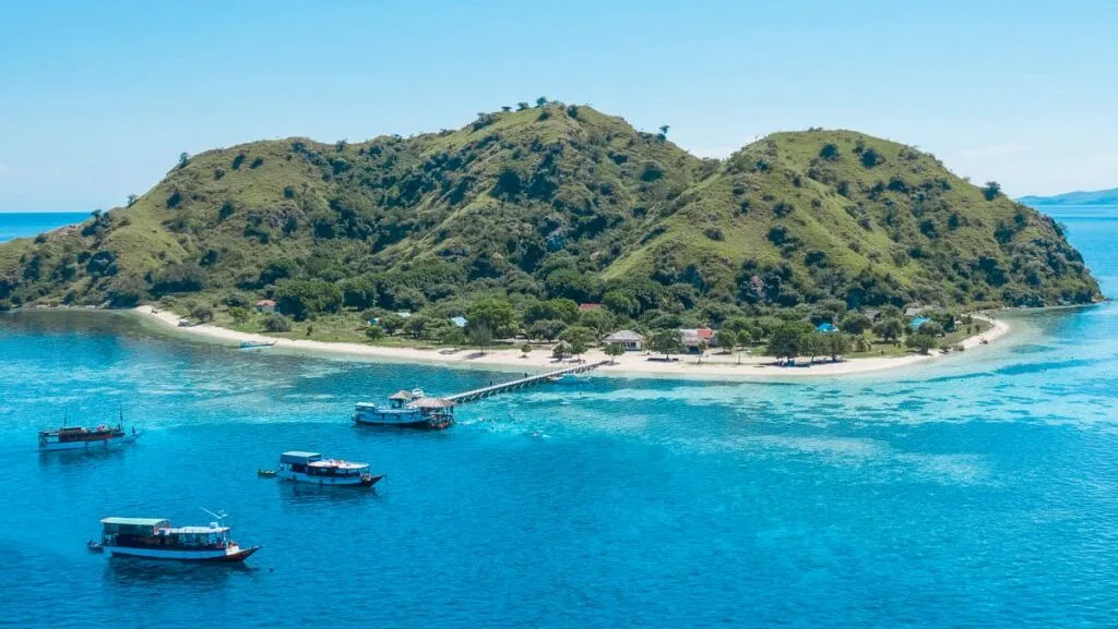 The shore at Kanawa Island