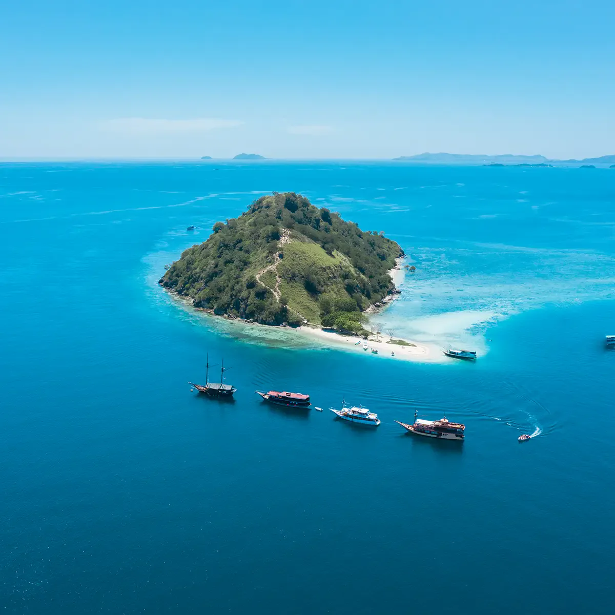 Boats anchored off Kelor Island
