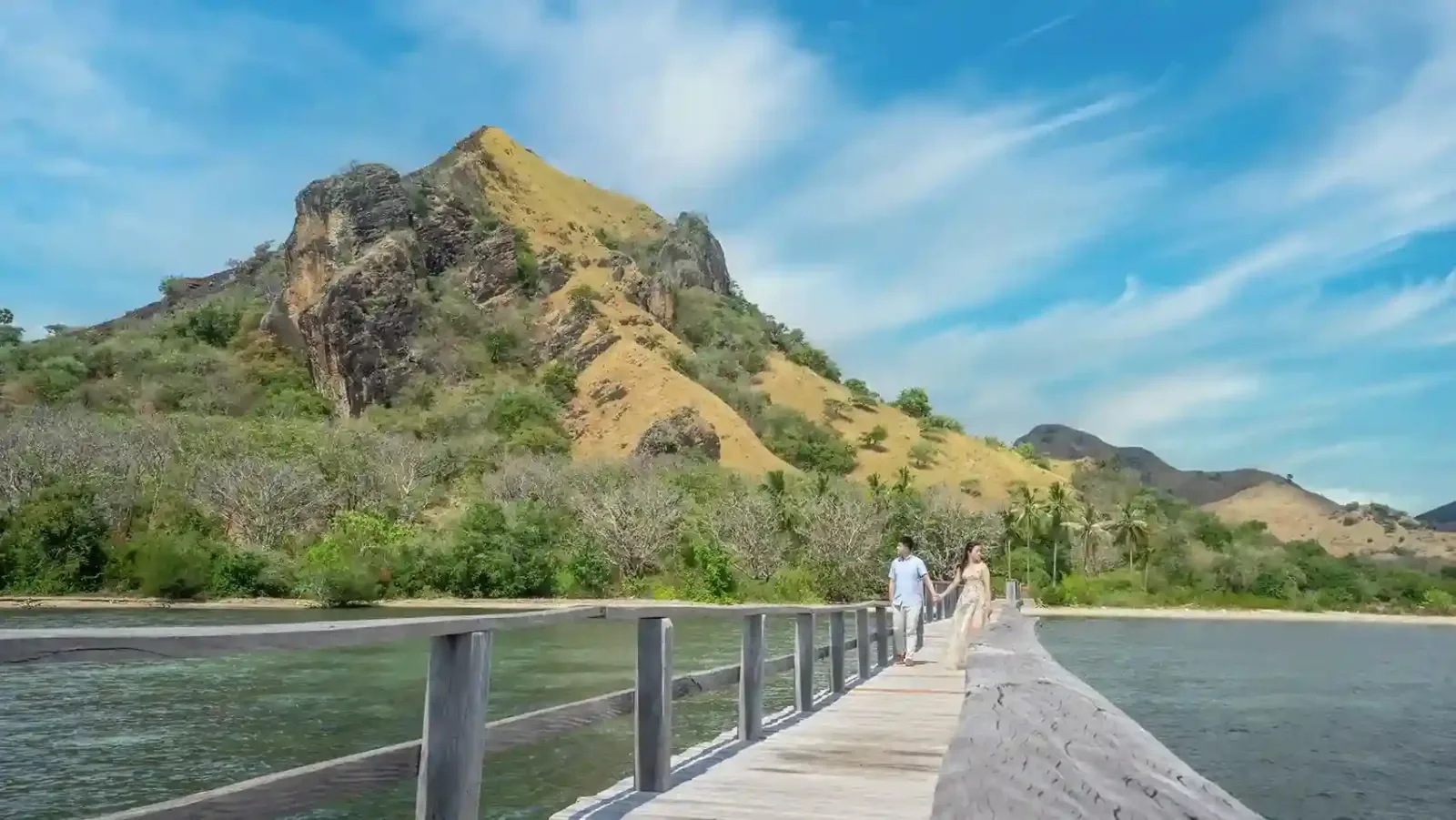 The raised boardwalk at Manjarite Island