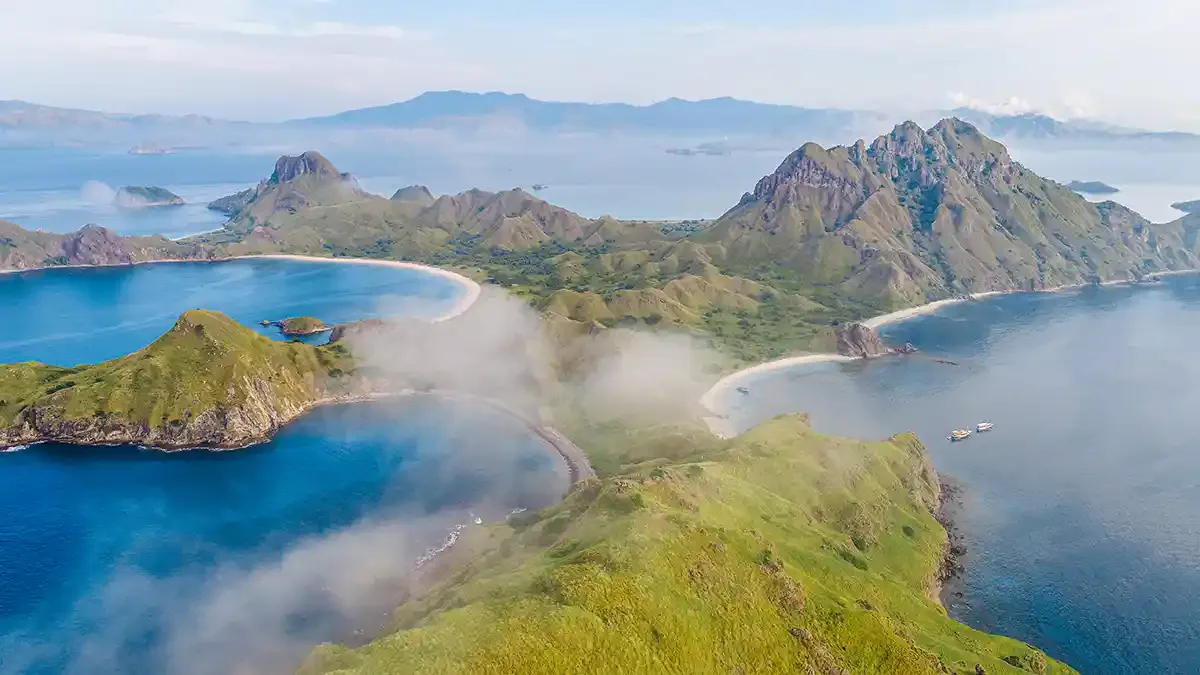 Cloud drifting over the three bays of Padar Island