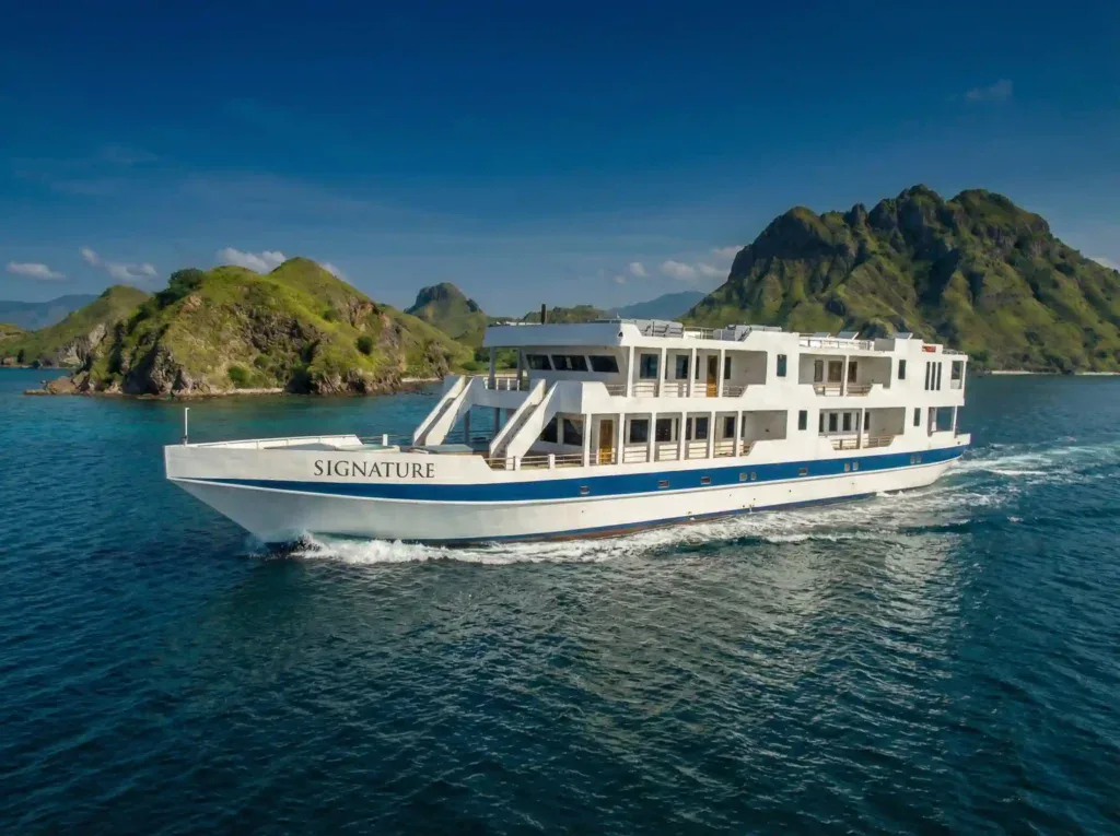 Komodo Signature at sea